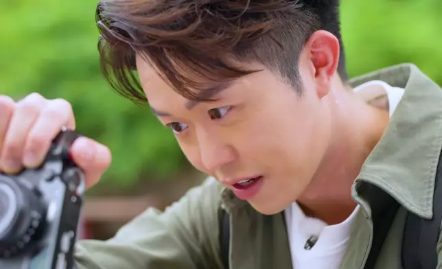 Leonard獻殷勤時間，主動為Cathy打卡。