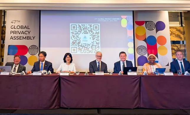 私隱專員鍾麗玲以國際執法合作工作分組聯席主席的身份參與第47屆環球私隱議會的兩場專題討論，其他講者為加拿大、根西、愛爾蘭、肯亞及英國私隱或資料保障機構的專員，以及韓國個人資料保護委員會的副主席