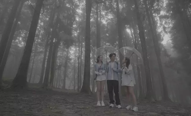 今晚（24號）播出一集，三人走進重慶森林，登上仙女山上的「森林之眼」。