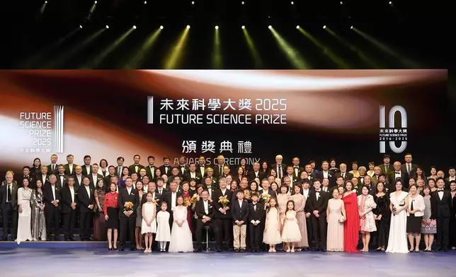 今屆七位未來科學大獎獲獎人在數百位嘉賓見證下，於香港文化中心舉行的頒獎典禮上接受嘉許。