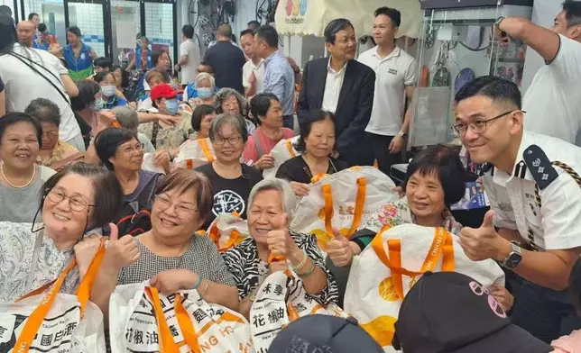 大埔警區指揮官江永祥總警司送上節日福袋予長者居民。