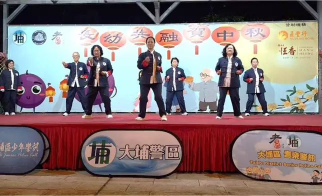 耆樂警訊演示傳統詠春拳。