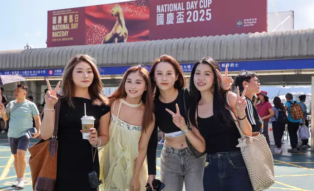 超過13000名遊客入場觀看國慶賽馬日，共賀國慶並一同參與世界級賽馬、體育及娛樂盛事。香港賽馬會圖片