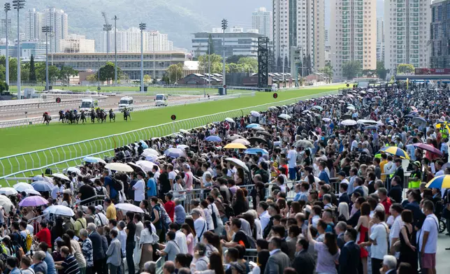 國慶賽馬日吸引逾三萬四千人入場共賀國慶，場內氣氛熾熱，吶喊聲此起彼落。香港賽馬會圖片