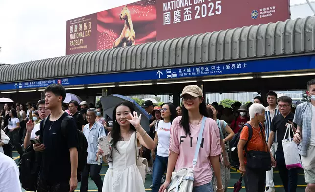 遊客及馬迷均可免費進入馬場公眾席，共賀國慶。香港賽馬會圖片