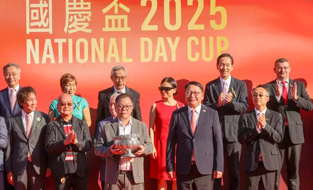 國慶盃頒獎儀式上，香港特別行政區政務司司長陳國基（前排右二）將國慶盃的獎盃頒發予勝出馬匹「舉步生風」的馬主。香港賽馬會圖片