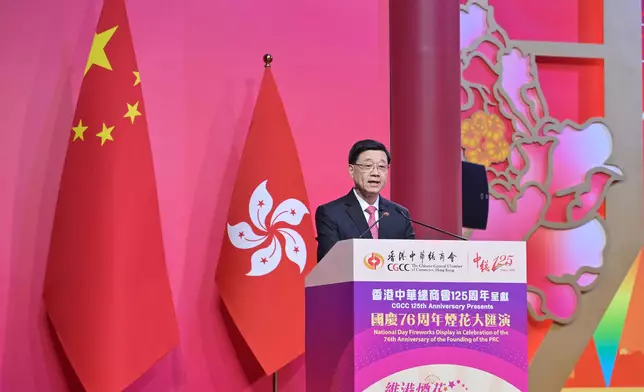 李家超在國慶76周年煙花大匯演致辭。政府新聞處圖片