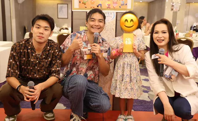 樊亦敏、謝家俊、張光宇主持抽獎遊戲大派超市禮券。