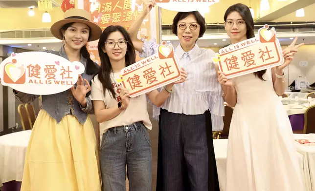 張本立與健愛社義工影相很投入。