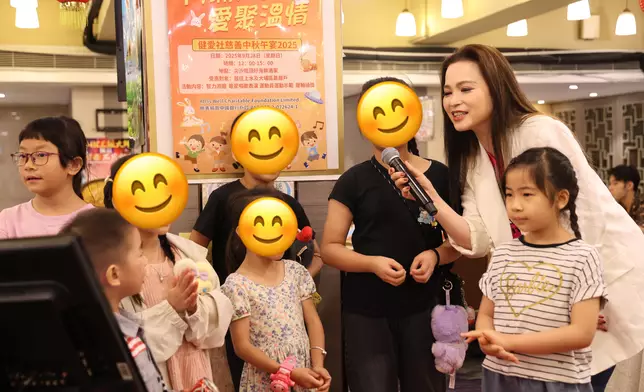 樊亦敏為大家獻唱《這個家》及《甜蜜蜜》，小朋友走上台甜蜜和唱。