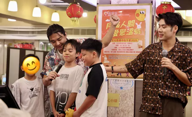 謝家俊、張光宇與小朋友合唱Beyond金曲。