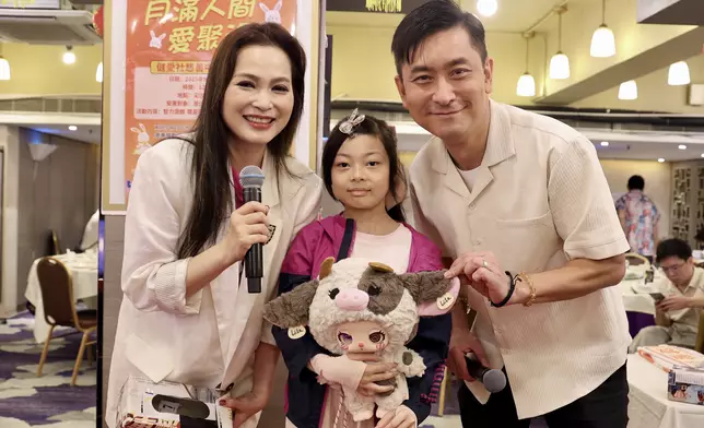 樊亦敏、范振鋒贈送毛公仔給小朋友。