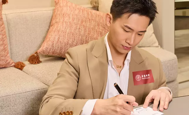 GM向粉絲派發親筆簽名及密語明信片。