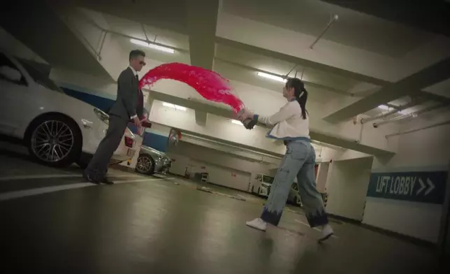 陳曉華淋郭晉安紅油做見面禮。