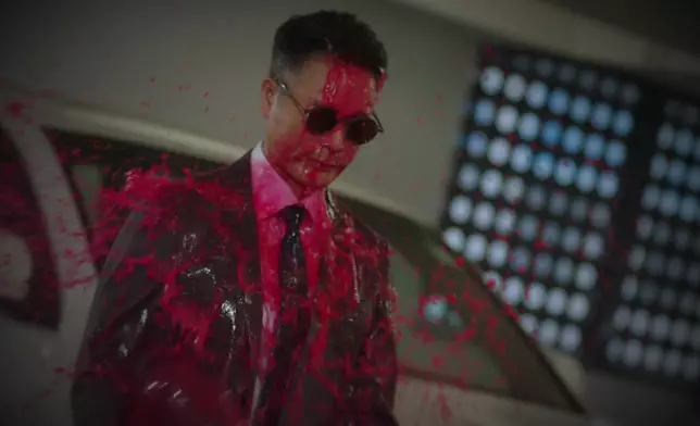 陳曉華淋郭晉安紅油做見面禮。