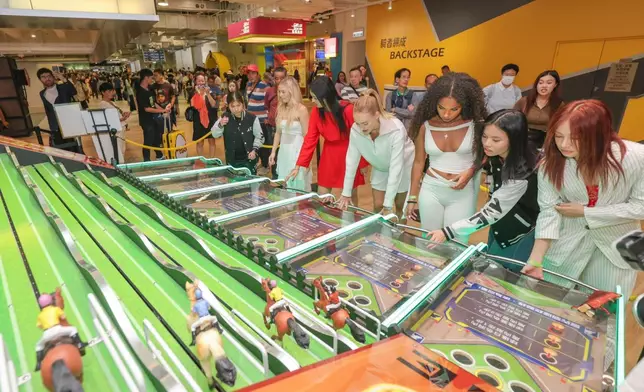 一眾成員觀賞開幕儀式及精彩賽事。