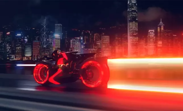 原來是《創戰紀：戰神降臨》獨一無二的重量戰車現身香港市區。