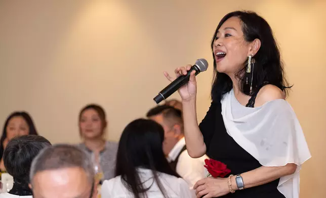 陳松伶唱歌助興。