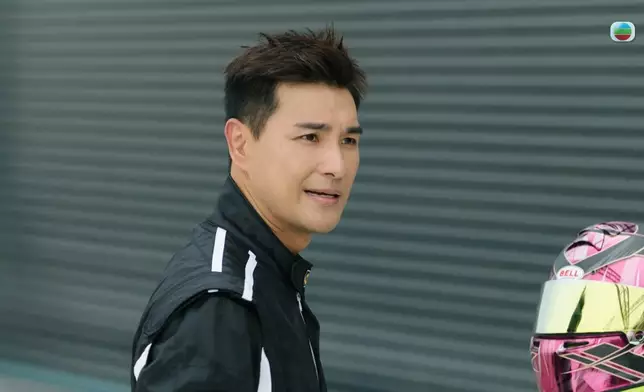 陳展鵬和宣萱的型格賽車look。