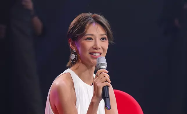 評審倪晨𣌀亦好奇問到：我想問呢個手肘位係咪都include咗喺2碼布入邊？