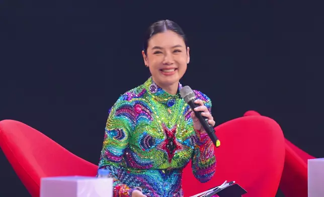 樂基兒更大爆自己最鍾意粉紅色：你咁多Texture同layer可以整到短裙已經好creative，I really like pink。