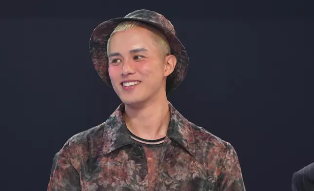 評審倪晨𣌀大讚：其實我睇相嘅時候我對呢嘅衫印象唔係幾深刻，頭先model行出嚟之後我就改觀咗，畀人着上身之後會見到好多唔同layering。