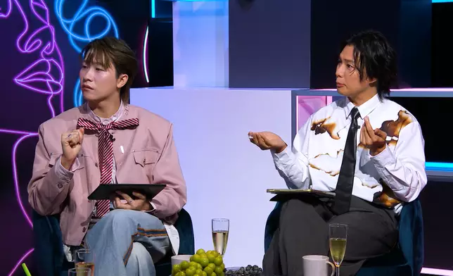 主持Adams和Howard即場忍不住揶揄：「呢個堅係『飛躍進步女藝員獎』！」