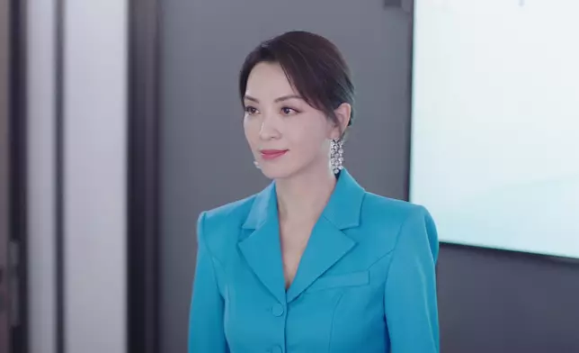 煒哥湖露腰湖水藍套裝夠晒Sharp，突出「藍月亮」身份。