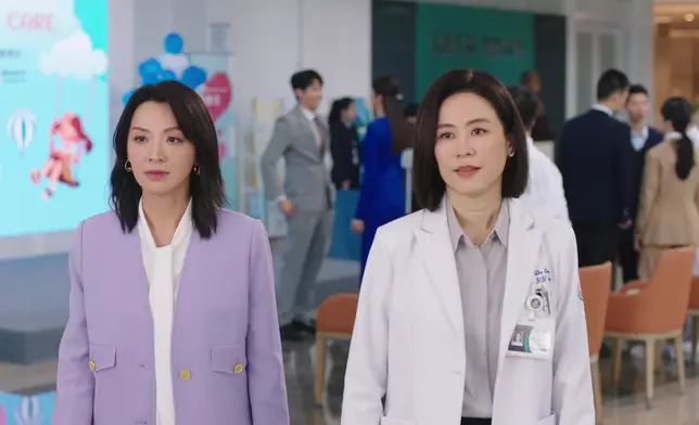 返到醫院出活動，煒哥紫色外套造型，專業感十足。