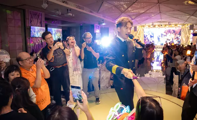 周吉佩（吉吉）與歌迷舉行生日派對。