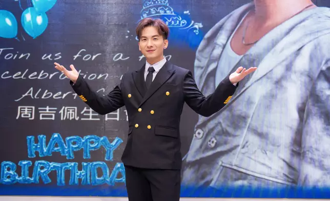 吉吉化身飛機師造型chok爆現身！