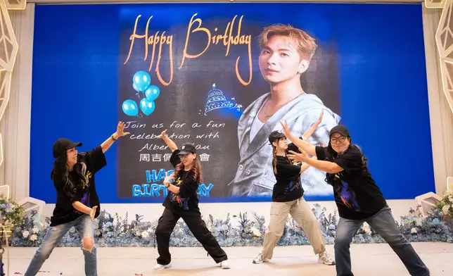 超過300名歌迷為吉吉舉行生日會。