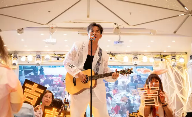 吉吉自彈自唱多首金曲。