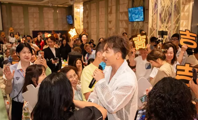 到台下與粉絲打成一片！