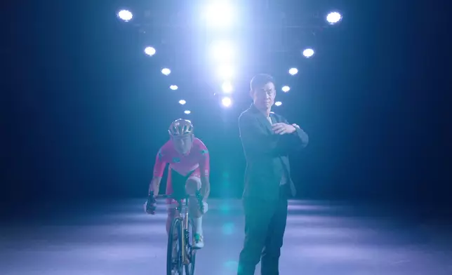 資料片方面，是次製作除包含了洪松蔭80年代《體育世界》珍貴訪問片段、洪松蔭提供的珍貴比賽相片，還有大量港隊運動員的高光時刻。