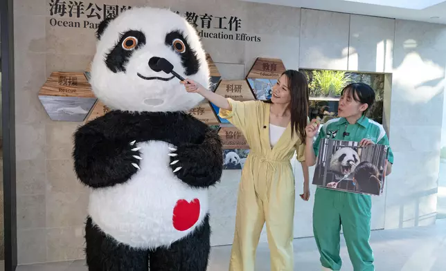 黃翠如中秋探訪海洋公園大熊貓基地。