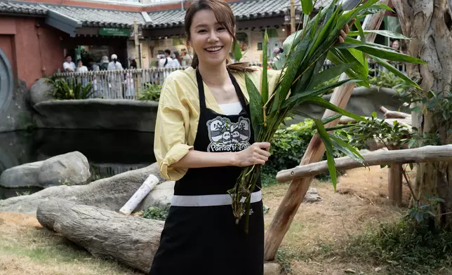 黃翠如親身體驗護理員的日常工作。