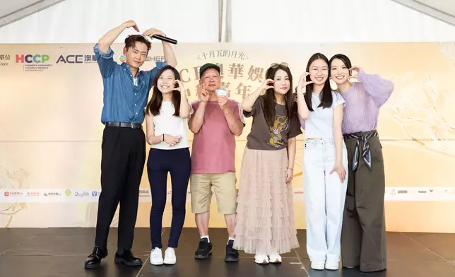 兩位藝人出席「十月五的月光—ACE澳華娛樂中秋嘉年華」，與一眾嘉賓合影，又在台上獻唱及與粉絲玩遊戲，亦不忘到台下與觀眾互動。