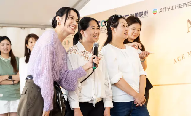 兩位藝人出席「十月五的月光—ACE澳華娛樂中秋嘉年華」，與一眾嘉賓合影，又在台上獻唱及與粉絲玩遊戲，亦不忘到台下與觀眾互動。