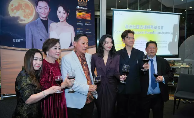 兩位藝人於China Bar出席「TVB Anywhere 中秋慈善晚宴暨China Bar 不夜天30周年誌慶」，除了獻唱歌曲外，更落力講解捐出的物品背後意義，吸引在場嘉賓競投。