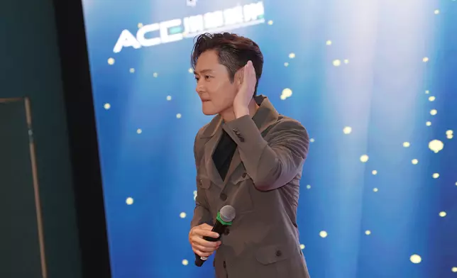 兩位藝人於偉洋海鮮酒樓出席「TVB Anywhere 粉絲見面會」，與粉絲合照、互動，現場氣氛熱鬧。