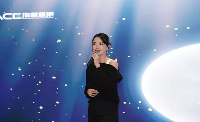 兩位藝人於偉洋海鮮酒樓出席「TVB Anywhere 粉絲見面會」，與粉絲合照、互動，現場氣氛熱鬧。