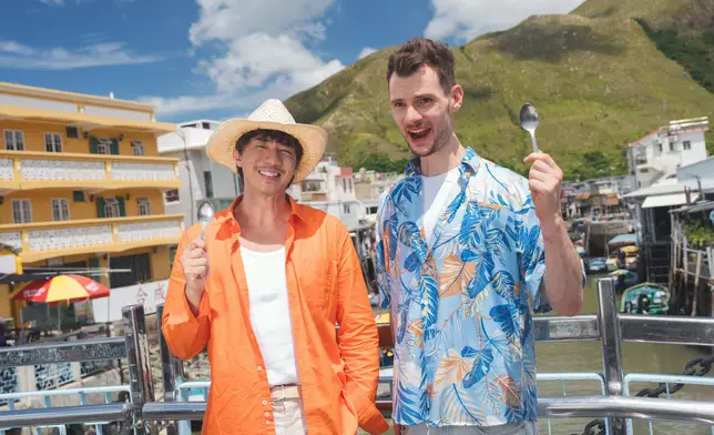 張繼聰與「鬼佬陀地」澳洲仔Brendan到大澳水鄉拍攝大快活全新宣傳片。