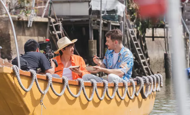 張繼聰與「鬼佬陀地」澳洲仔Brendan到大澳水鄉拍攝大快活全新宣傳片。