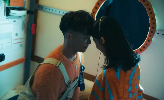 今次歌曲男女對唱。