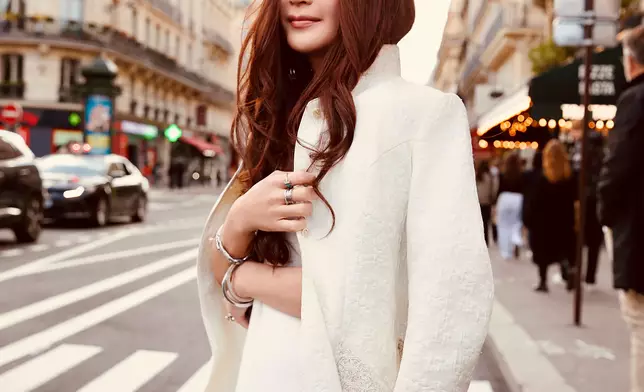 溫碧霞遊完桂林，隨即返家整理行裝，與團隊飛往巴黎出席巴黎時裝周。