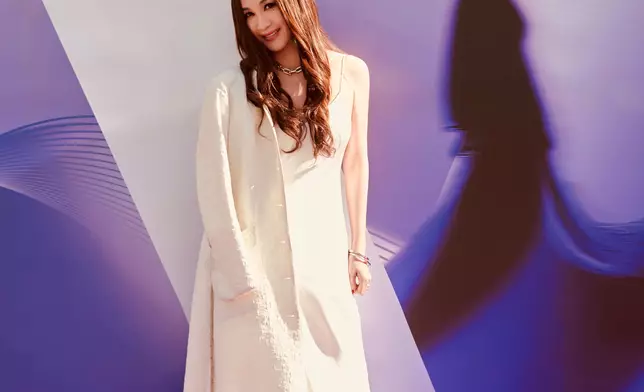 溫碧霞遊完桂林，隨即返家整理行裝，與團隊飛往巴黎出席巴黎時裝周。