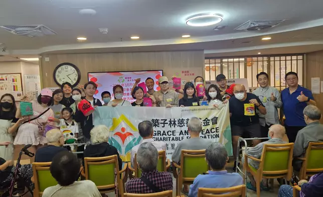 蘇煒喬、陸海悠及梁煒謙趁中秋探訪老人院送暖 。