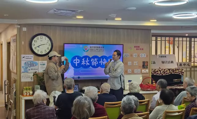 蘇煒喬打頭陣，為長者獻唱一曲《好風景》。