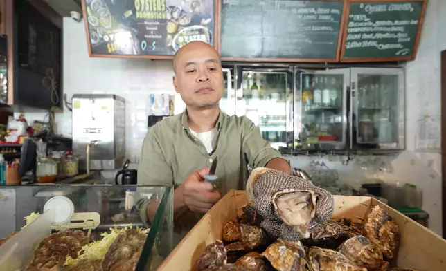 樑哥原本從事廣告宣傳，半途出家經營生蠔吧。